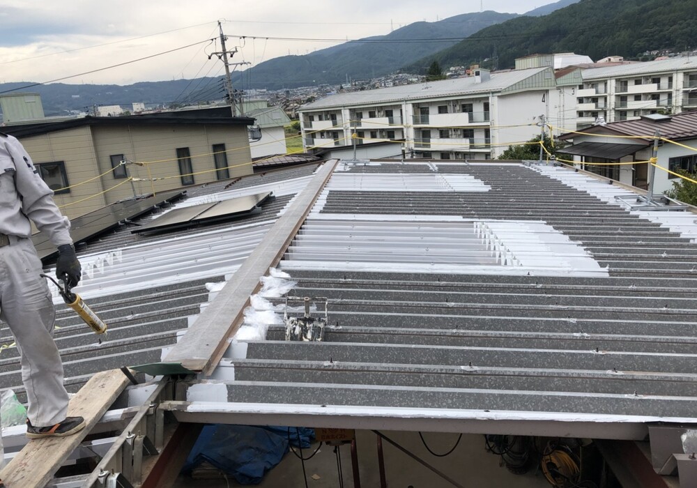 【諏訪市】K株式会社 倉庫 屋根改修・塗装工事（ポリカ折板Y500・ユメロックルーフ仕様）