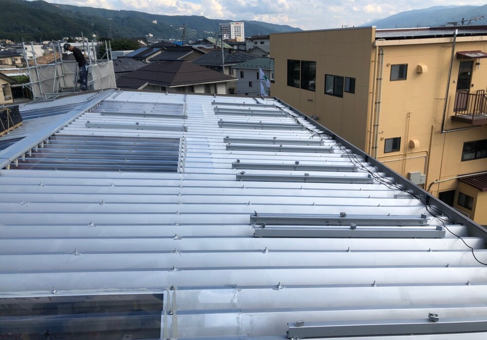 【諏訪市】K株式会社 倉庫 屋根改修・塗装工事（ポリカ折板Y500・ユメロックルーフ仕様）