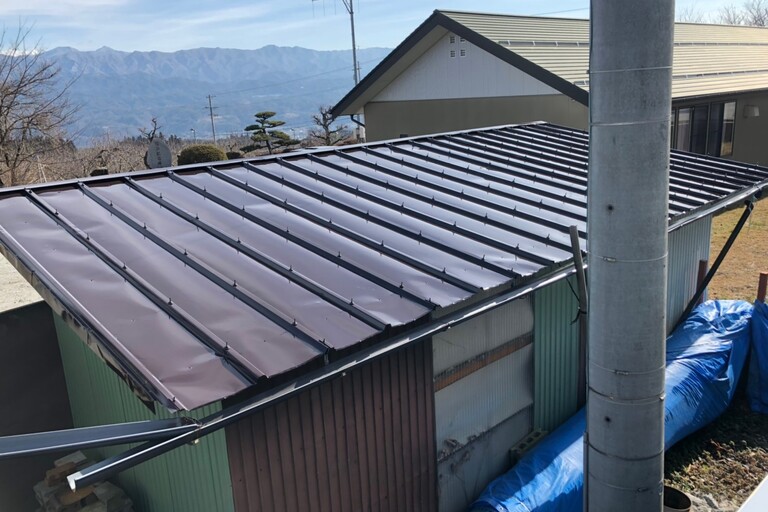<p>まず波トタン屋根約15㎡を高圧洗浄し、表面に残った汚れや付着物を取り除いて塗装に適した状態へ整えました。<br>

下塗りには2液型錆止め塗料「マイルドサビガード」を採用し、金属屋根の錆対策を実施。その上から「ルーフスターSi」で中塗り・上塗りを各1回行い、必要な塗膜の厚みを確保しながら仕上げています。<br>

錆止めから仕上げまで3工程で施工することで、屋根の美観を回復させるとともに、雨水や紫外線から波トタンを守り、耐候性を高める塗装となりました。<br>

使用材料・施工内容<br>

＊波トタン屋根：約15㎡<br>
＊高圧洗浄：約15㎡<br>
＊下塗り：マイルドサビガード／1回<br>
＊中塗り：ルーフスターSi／1回<br>
＊上塗り：ルーフスターSi／1回<br>
＊塗装仕様：3工程仕上げ</p><p><br></p>