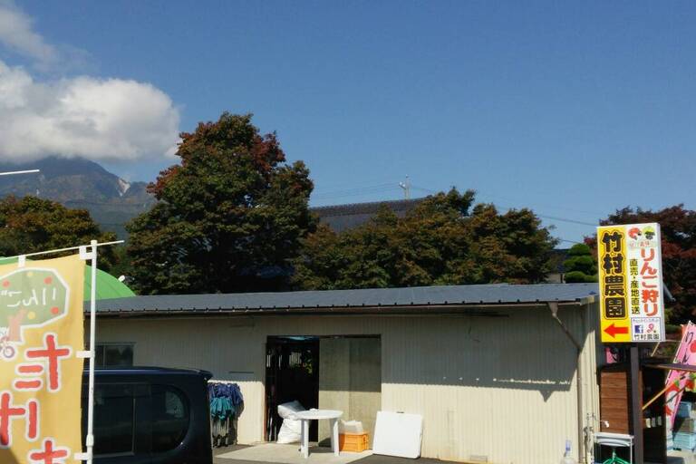 <p>施工では、屋根約147㎡を高圧洗浄し、長年蓄積した汚れや付着物を取り除いて塗装に適した下地へ整えました。<br>

洗浄後は金属屋根を錆から保護するため、錆止め塗料を施工。その後、仕上げには「ユメロック」を使用し、塗り重ねながら十分な塗膜を形成しました。<br>

下地処理から錆止め、仕上げ塗装まで適切な工程で施工することで、屋根の美観を回復するとともに、防錆性・耐候性を高め、農業施設を長期間保護できる仕上がりとしています。<br>

使用材料・施工内容<br>

＊屋根塗装：約147㎡<br>
＊高圧洗浄：約147㎡<br>
＊下塗り：錆止め塗装<br>
＊上塗り：ユメロック<br>
＊上塗り仕様：4回塗り</p><p><br></p>