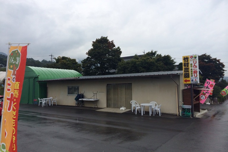 <p>長野県下伊那郡松川町の「竹村農園」様にて、農業施設の屋根塗装工事をご依頼いただきました。<br>

屋根は紫外線や雨風を直接受け続けるため、経年とともに塗膜の色あせや防水性・防錆性が低下します。特に金属屋根は、塗膜による保護機能が失われると錆が発生し、さらに進行すると屋根材そのものの腐食につながるため、定期的な塗装メンテナンスが重要です。<br>

今回は屋根約147㎡を対象に、高圧洗浄で汚れや付着物を除去した後、錆止め塗装を行い、「ユメロック」を使用して仕上げる塗装仕様で施工しました。<br>

＊ドローン無料調査<br>
＊横井豊史教師建物診断</p><p><br></p>