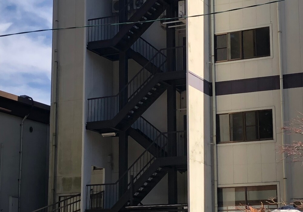 【飯田市追手町】天空の城 三宜亭本館 非常階段 鉄部塗装工事（3工程Si仕様）