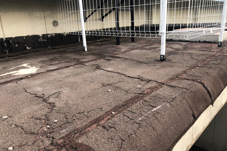 <p>長野県飯田市の「天空の城 三宜亭」様にて、非常階段屋上部分の防水工事をご依頼いただきました。<br>

屋上は紫外線や雨風を直接受けるため、経年によって既存防水層が劣化すると、ひび割れや剥がれなどから雨水が浸入する可能性があります。特に非常階段に接する屋上部分は、建物内部や鉄部への漏水を防ぐためにも、適切な防水メンテナンスが重要です。<br>

今回は平場約11.04㎡、立上り約2.8㎡を対象に、既存アスファルト防水を撤去したうえで、新たに「防水X-2密着工法」によるウレタン塗膜防水を施工しました。<br>

＊ドローン無料調査<br>
＊横井豊史教師建物診断</p><p><br></p>