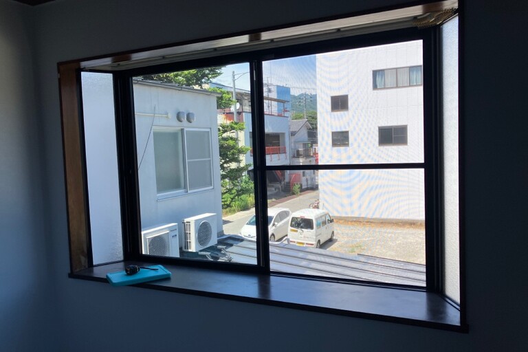 <p>長野県飯田市本町の「日通プロパンビル」にて、201号室・401号室の窓枠塗装工事をご依頼いただきました。<br>

窓枠は日常的に紫外線や湿気などの影響を受けるほか、開閉や清掃による摩擦によっても徐々に塗膜が劣化します。塗膜の傷みをそのままにすると、美観が損なわれるだけでなく、下地の劣化につながる場合があるため、状態に合わせた塗り替えが重要です。<br>

今回は201号室4箇所、401号室5箇所の窓枠を対象に、下地調整を行ったうえで2液型ウレタン塗料による塗装をご提案しました。<br>

＊ドローン無料調査<br>
＊横井豊史教師建物診断</p><p><br></p>