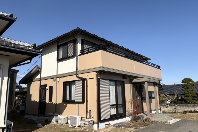 <p>外壁は高圧洗浄で汚れや劣化した塗膜を除去し、必要な下地処理を行った後、SPRカラープライマーで下塗りを施工。仕上げには期待耐用年数約28年の高耐久無機塗料「スーパーセランソフィア」を採用し、美観・防水性・耐候性を高めました。<br>

屋根は既存屋根材を撤去し、改質アスファルトルーフィングによる防水下地を施工したうえで、GL鋼板による横葺き屋根へ葺き替えました。棟包み・唐草・雨押え・破風板・鼻隠し・雪止めなども新しく施工しています。<br>

使用材料・施工内容<br>

・外壁高圧洗浄<br>
・SPRカラープライマー下塗り<br>
・スーパーセランソフィア上塗り<br>
・部分下地処理<br>
・既存屋根材撤去<br>
・改質アスファルトルーフィング施工<br>
・GL鋼板横葺き屋根施工<br>
・雨樋・板金工事<br>
・軒天、破風板、鼻隠し塗装<br>
・玄関木部防腐剤塗装<br>
・雑工コーキング</p><p><br></p>