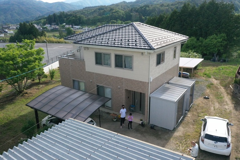 <p>施工では、外壁全体を高圧洗浄で丁寧に洗浄し、下地処理を行った後、クリスタルロックUVガードクリヤーによる3回塗りを実施しました。</p><p>アエラホーム住宅のサイディングデザインをそのまま活かしながら、紫外線や雨風から長期間保護できる仕上がりとなっています。<br>

シーリングにはオートンイクシードを採用し、サッシ周り・目地ともに打ち替えを実施。さらに、ベランダはウレタン塗膜防水工法により防水性能を回復させ、軒天・破風・鼻隠し・雨樋・水切りなどの付帯部も丁寧に塗装しました。タイル浮き補修や下地補修も行い、建物全体の美観・耐久性・防水性能を向上させています。</p><p><br></p>