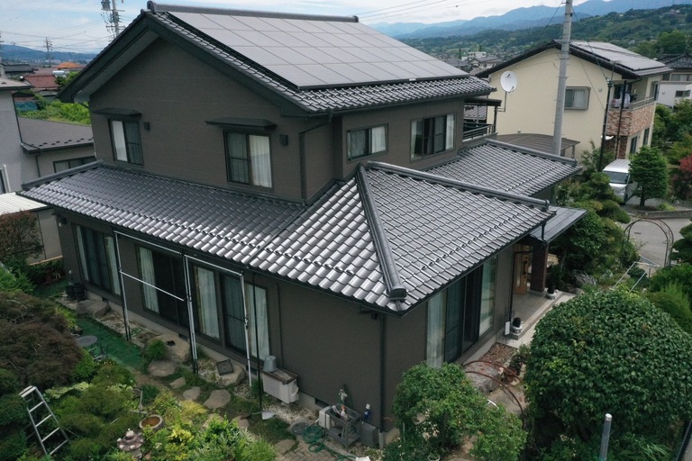 <p>施工後は、屋根や軒天を中心に塗膜がきれいに整い、建物全体が引き締まった印象へと仕上がりました。<br>

屋根は高圧洗浄とケレンによって汚れや劣化した塗膜、錆などを丁寧に除去。下塗りには「2液サビカット」を使用し、鉄部の錆を抑制したうえで「ユメロックルーフ」による塗装を行いました。<br>

軒天は高圧洗浄に加えてペラ剥がしを行い、塗膜の密着性を確保してから2液サビカットを2回塗り。雨や湿気の影響を受けやすい鉄部を丁寧に保護しています。<br>

外壁や軒樋・竪樋などについても建物全体の状態を確認しながら施工を進め、美観だけでなく今後の耐久性や防錆性能にも配慮した仕上がりとなりました。<br>

使用材料・施工内容<br>

屋根塗装工事<br>

* 高圧洗浄・ケレン<br>
* 下塗り：2液サビカット<br>
* 中塗り・上塗り：ユメロックルーフ<br>
* ボトルキャップ新規取付<br>

軒天塗装<br>

* 高圧洗浄<br>
* ケレン・ペラ剥がし<br>
* 下塗り：2液サビカット2回塗り<br>

付帯部塗装<br>

* 軒樋塗装<br>
* 竪樋塗装<br>
* 鉄部塗装<br>
* 養生・足場仮設工事</p><p><br></p>