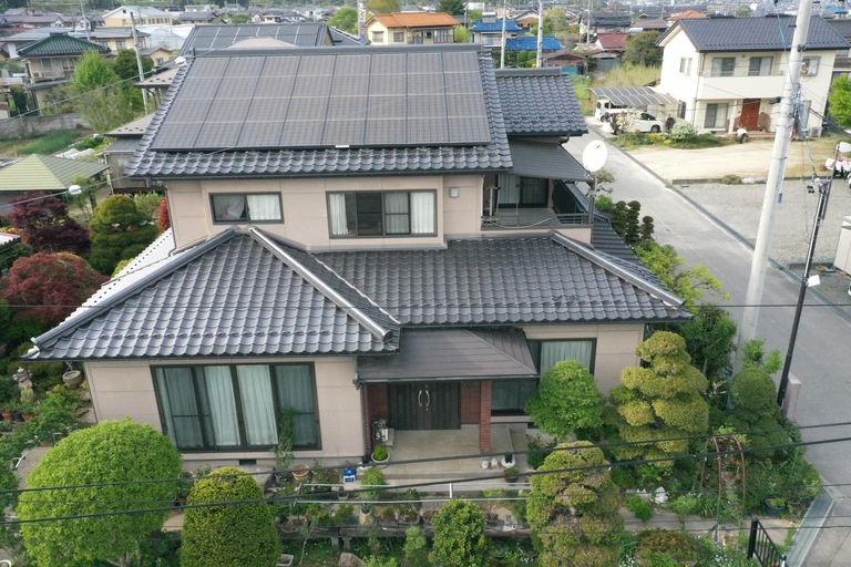 <p>長野県飯田市長野原のK様邸にて、井坪工務店の戸建て住宅を対象に、外壁・屋根・付帯部の塗装工事をご依頼いただきました。<br>

現地調査では、外壁や屋根、軒天をはじめとする付帯部に、紫外線や雨風による経年劣化が確認されました。特に鉄部は塗膜の劣化が進むと錆が発生しやすく、そのまま放置すると腐食が広がり、部材そのものの耐久性を低下させる原因となります。<br>

今回の施工では、建物の状態に合わせて必要な部分を重点的にメンテナンス。屋根は高圧洗浄とケレンで下地を整えた後、2液サビカットによる防錆処理を行い、ユメロックルーフで仕上げる仕様としました。<br>

また、軒天についても既存塗膜の状態を確認しながら高圧洗浄・ケレン・ペラ剥がしを行い、2液サビカットを2回塗りすることで鉄部をしっかり保護します。<br>

建物診断・調査<br>
・ドローン無料建物診断<br>
・横井豊文教師&nbsp;建物診断調査</p><p><br></p>
