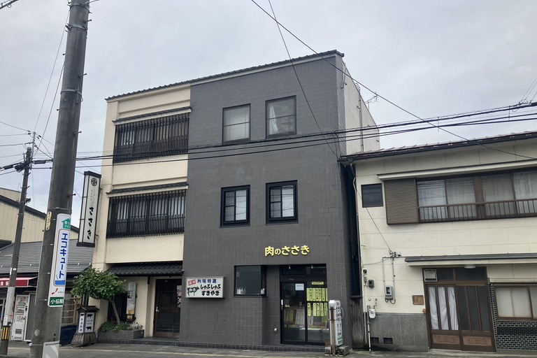 <p>店舗の外壁補修・リフレッシュ工事がすべて美しく完了いたしました！</p><p>

ひび割れや経年による劣化部分を丁寧に補修した上で仕上げることで、店舗の清潔感と明るさがグッと引き立つ、素晴らしい外観へと生まれ変わりました。高い耐久性を持つ塗料で建物をしっかり守りつつ、これからも多くのお客様を心地よくお迎えできる、重厚感と安心感のある佇まいとなっております。</p><p>飯田市　肉のささき店舗</p><p>外壁補修・タイル補修・タイル剝落対策・エポキシ樹脂注入工法</p><p>完工</p><p><br></p><p><br></p>