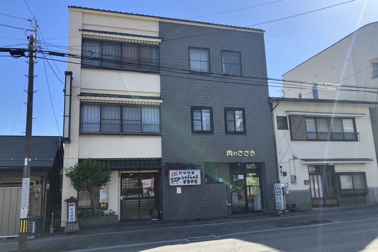 <p>飯田市小伝馬町にて、いつも地域で愛されている「肉のささき」様の店舗リノベーションに伴う、外壁補修工事をご依頼いただきました。<br>

お店の「顔」である店舗外観は、集客やお客様からの第一印象を決める非常に大切な部分です。日々の営業や天候によって蓄積した汚れ、細かなひび割れなどの傷みをしっかりと見極め、営業への影響を最小限に抑えながら、美しく機能的な外観へ蘇らせるための下地処理と補修作業を進めてまいります。<br></p><p>外壁補修・タイル補修・タイル剝落対策・エポキシ樹脂注入工法　ドローン無料調査　横井豊文教師無料調査建物診断</p>