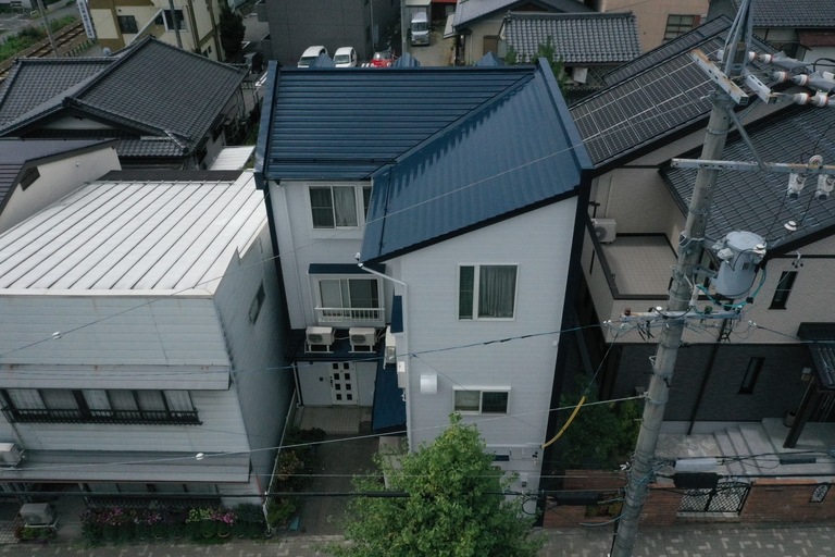 <p>傷んでいたサイディングの貼り替え、そして屋根と外壁の全面塗装工事がすべて美しく完了いたしました！<br>

貼り替えた部分も既存の外壁と完璧に馴染み、お住まい全体がまるで新築時のリフォーム直後のような美しい一体感を取り戻しています。高品質な耐候性塗料で屋根・外壁をガッチリとコーティングしましたので、これからの雨風や冬の厳しい寒さからも、長期間にわたって大切なお住まいを守り続けます。</p><p>飯田市　Ｏ様邸外壁塗装屋根塗装一部外壁サイディング張り替え完工</p><p><br></p>