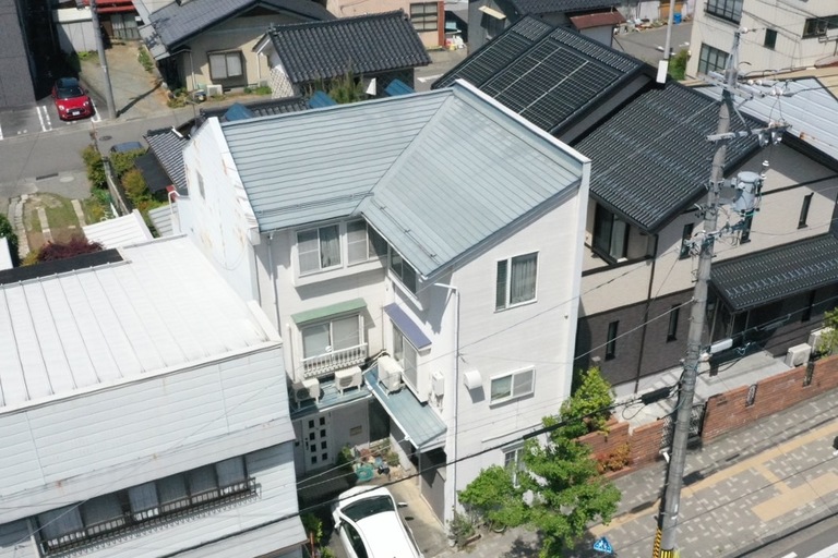 <p>飯田市大門町にて、一戸建て住宅のO様邸より、外壁・屋根の全面リフレッシュ塗装およびサイディングの一部貼り替え工事をご依頼いただきました。</p><p>

お住まいの劣化状況を詳しく調査したところ、一部の外壁材（サイディング）自体に塗装だけではカバーしきれない深い傷みが見られたため、今回は該当部分の「貼り替え工事」も合わせて行うこととなりました。建物の寿命を根本から延ばすため、大工工事から塗装まで一貫したリノベーション仕様で施工を進めてまいります。</p><p>外壁塗装・弱溶剤2液型　屋根塗装・弱溶剤2液型　防水・シーリング打ち増しオートンイクシ　ｻｲﾃﾞｨﾝｸﾞ貼替・鉄板サイディング　ドローン無料調査　横井豊文教師無料調査建物診断</p><p><br></p>