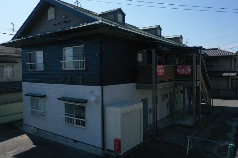 <p>コーポ小原様アパートの外壁塗装・外壁修繕・屋根塗装工事が無事完了いたしました！<br>

外壁の補修を丁寧に行った後、弱溶剤2液型塗料を使用して塗装を施工。落ち着きのあるツートンカラーへと生まれ変わり、建物全体が引き締まった印象となりました。<br>

屋根も併せて塗装することで、防水性・耐候性が向上し、建物全体をしっかり保護する仕上がりとなっています。美観の向上はもちろん、今後も安心してお住まいいただけるアパートへとリフレッシュされました。<br>

飯田市鼎切石　コーポ小原様アパート<br>
外壁塗装・外壁修繕・屋根塗装<br>
完工</p><p><br></p>