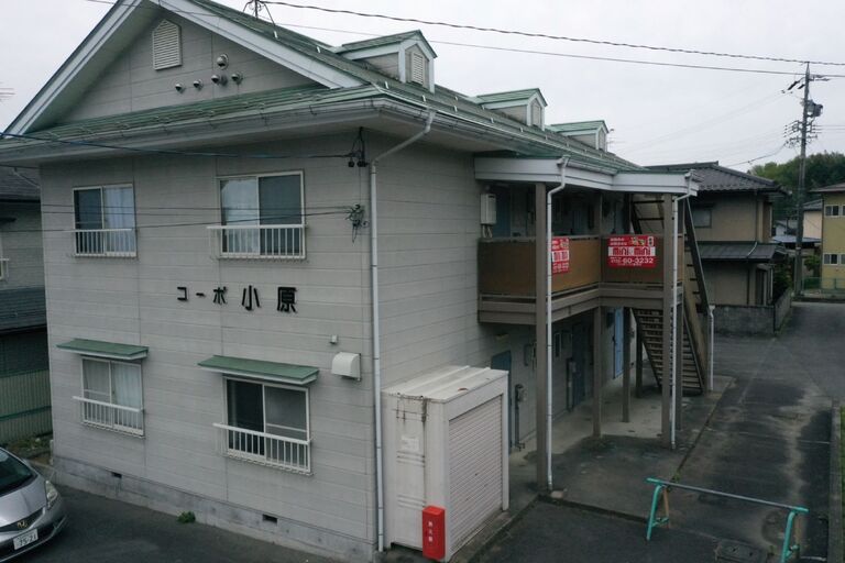<p>飯田市鼎切石にある賃貸アパート「コーポ小原」様より、外壁塗装・外壁修繕・屋根塗装工事をご依頼いただきました。<br>

建物は長年にわたり紫外線や雨風の影響を受け、外壁の色あせや汚れの付着、経年劣化による傷みが見受けられる状態でした。今回は建物の資産価値維持と美観向上を目的に、外壁修繕を行ったうえで外壁・屋根の塗装工事を実施いたしました。<br>

入居者様が快適に暮らせる住環境づくりと、オーナー様の大切な資産を長く守るため、丁寧な下地処理と高品質な塗装施工を進めてまいります。<br>

外壁塗装・外壁修繕・屋根塗装・弱溶剤2液型塗料・ドローン無料調査・横井豊文教師建物無料診断</p><p><br></p>