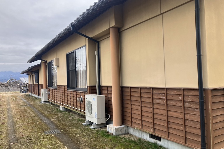 <p>長野県下伊那郡高森町山吹新田地区集会所より、外壁・屋根塗装工事をご依頼いただきました。<br>

現地調査では、モルタル外壁に経年による色あせや塗膜の劣化、細かなクラック（ひび割れ）が確認され、防水性能の低下が見られました。また、屋根や木部、鉄部など付帯部についても紫外線や雨風の影響による劣化が進行しており、建物全体の保護性能を回復させるメンテナンスが必要な状態でした。<br>

地域の皆様が利用される大切な集会所であることから、美観の向上はもちろん、耐久性・防水性を長期間維持できる塗装仕様をご提案しました。<br>

* ドローン無料調査<br>
* 横井豊史教師建物診断</p><p><br></p>
