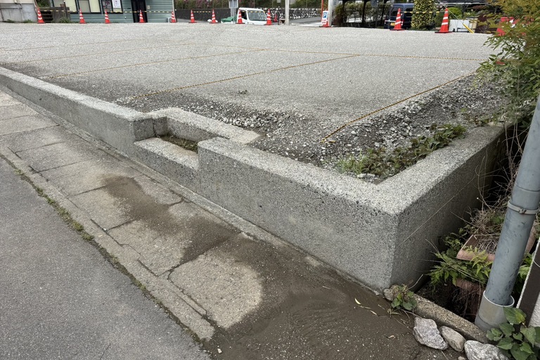 <p>今回の工事では、擁壁全体を高圧洗浄し、表面に付着していたコケや藻、長年蓄積した汚れを丁寧に除去しました。汚れの状態に合わせて水圧を調整しながら施工することで、擁壁を傷めることなく本来の美観を回復しています。<br>

細部まで丁寧に洗浄を行うことで、擁壁全体が明るく清潔な印象となり、神社の景観にも調和した美しい仕上がりとなりました。<br>

使用材料・施工内容<br>

擁壁洗浄工事<br>

* 高圧洗浄<br>
* コケ・藻・黒ずみ除去<br>
* 汚れ除去<br>
* 洗浄後清掃</p><p><br></p>