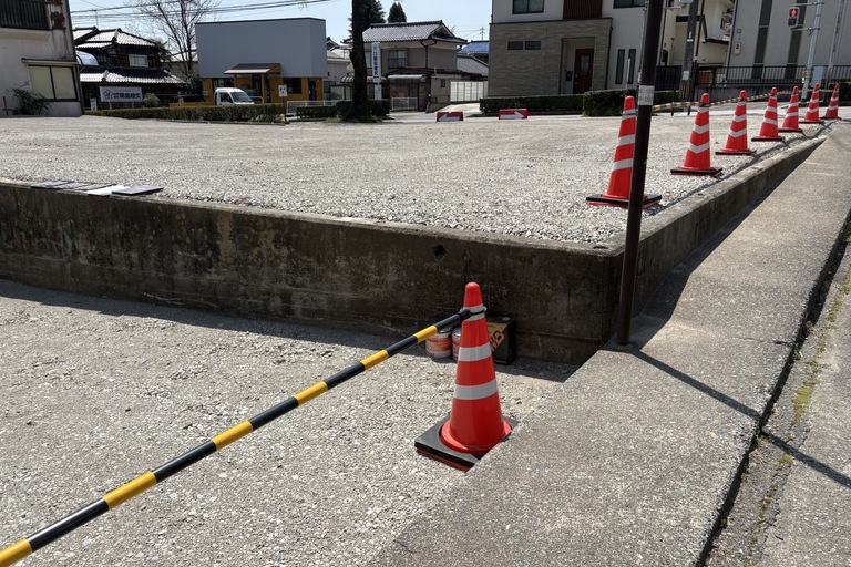 <p>長野県飯田市浜井町の富士山稲荷神社にて、擁壁高圧洗浄工事をご依頼いただきました。<br>

現地調査では、擁壁全体に長年蓄積したコケや藻、土埃、黒ずみ汚れが確認され、美観が損なわれている状態でした。また、雨水や湿気の影響を受けやすい箇所では汚れの付着が目立ち、放置すると劣化を早める原因となることも考えられました。<br>

神社は多くの参拝者が訪れる場所であり、美しい景観を維持することが大切です。そのため、擁壁を傷めないよう状態を確認しながら、高圧洗浄によるクリーニングをご提案しました。<br>

株式会社横井では、戸建て住宅だけでなく、神社・寺院・公共施設・店舗などの高圧洗浄工事にも対応し、建物や構造物に適した施工方法をご提案しております。<br>

* ドローン無料調査<br>
* 横井豊史教師建物診断</p><p><br></p>