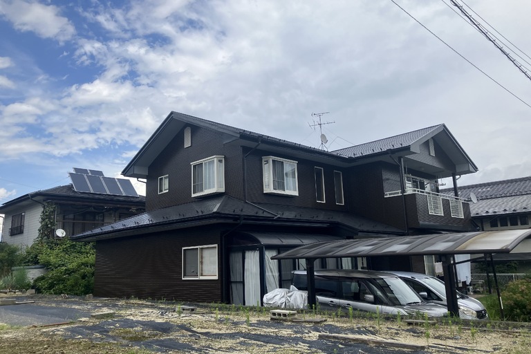 <p>今回の工事では、外壁にSKプレミアム無機マイルド、屋根にはSKプレミアム無機ルーフを採用し、高耐候・高耐久仕様で仕上げました。外壁下塗りにはマイルドシーラーEPO、屋根下塗りにもマイルドシーラーEPOを施工し、下地との密着性を高めています。<br>

シーリングは建具廻り・外壁目地・細部までオートンイクシードで打ち替えを実施し、防水性能を大幅に向上させました。さらに、軒天・破風板・鼻隠し・雨樋・水切りなどの付帯部塗装やベランダトップコート防水まで施工し、住まい全体を美しく耐久性の高い仕上がりへとリニューアルしました。<br>

使用材料・施工内容<br>

外壁塗装<br>

* 高圧洗浄<br>
* マイルドシーラーEPO下塗り<br>
* SKプレミアム無機マイルド仕上げ<br>
* 部分下地処理<br>

シーリング工事<br>

* 建具廻り打ち替え<br>
* 外壁目地打ち替え<br>
* 細部シーリング補修<br>
* オートンイクシード施工<br>

屋根塗装<br>

* 高圧洗浄<br>
* マイルドシーラーEPO下塗り<br>
* SKプレミアム無機ルーフ中塗り・上塗り<br>

付帯部塗装<br>

* 軒天塗装（アレスダイナミックノキエ）<br>
* 破風板・鼻隠し塗装<br>
* 雨樋塗装<br>
* 水切り塗装<br>
* ベランダトップコート防水<br>
* 仮設足場設置</p><p><br></p>
