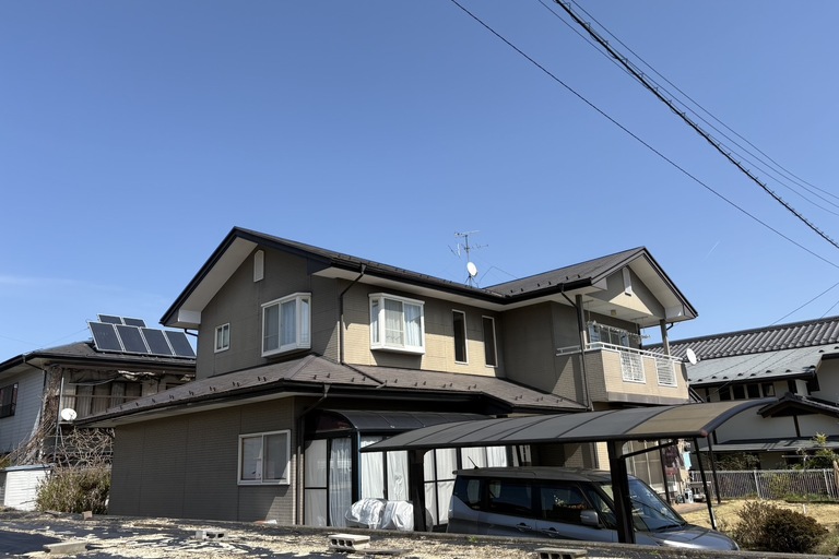 <p>長野県下伊那郡高森町吉田にて、戸建て住宅の外壁・屋根塗装工事をご依頼いただきました。<br>

現地調査では、外壁の塗膜劣化や色あせ、シーリングの硬化・ひび割れが確認され、防水性能の低下が進行していました。また、屋根についても紫外線や雨風の影響による塗膜の劣化が見られ、軒天・破風板・雨樋・水切りなどの付帯部にも経年劣化が確認されました。<br>

建物を長期間安心して維持するため、高耐候無機塗料「SKプレミアム無機シリーズ」を使用した外壁・屋根塗装に加え、オートンイクシードによるシーリング打ち替え、防水工事を組み合わせた総合メンテナンスをご提案しました。<br>

株式会社横井では、建物全体を細かく調査し、お客様のお住まいに最適な塗装仕様をご提案しております。<br>

* ドローン無料調査<br>
* 横井豊史教師建物診断</p><p><br></p>