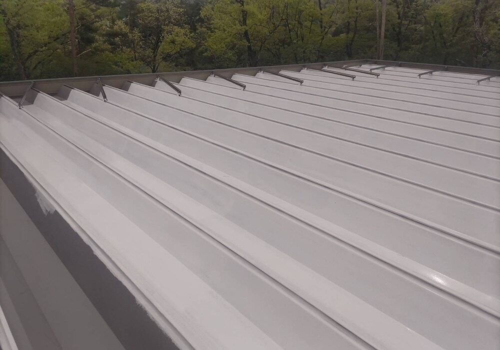 【飯田市龍江】（有）鈴木製作所様 工場 折半屋根遮熱塗装工事（シャネツトップワン仕様）