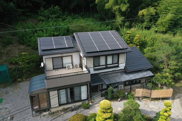 <p>I 様邸の外壁塗装・屋根塗装工事が無事完了いたしました！<br>

外壁には弱溶剤2液型NADシリコンウレタン塗料、屋根には弱溶剤2液型リアルハイブリッドシリコン塗料を使用し、建物全体を丁寧に塗装いたしました。落ち着いた色合いと美しい艶がよみがえり、住まい全体が明るく清潔感のある印象へと生まれ変わりました。<br>

外壁と屋根を同時にメンテナンスすることで、防水性・耐候性も向上し、これからも安心して暮らしていただける仕上がりとなっています。<br>
</p><p><br></p>