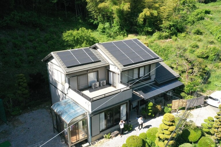 <p>飯田市龍江にお住まいのI 様より、セキスイハイム住宅の外壁塗装・屋根塗装工事をご依頼いただきました。<br>

建物は長年の紫外線や雨風の影響により、外壁や屋根の色あせ、汚れの付着が見られる状態でした。今回は建物の美観維持と耐久性向上を目的に、外壁・屋根の塗装工事を実施いたしました。<br>

ドローンによる無料調査を行い、建物全体の状態をしっかり確認したうえで、お住まいに最適な施工プランをご提案させていただきました。</p><p>ドローン無料調査<br>
横井豊文教師診断調査</p>