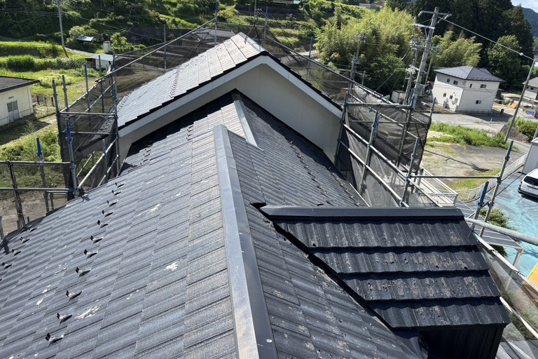 <p>屋根塗装工事　弱溶剤二液型NADシリコンウレタン樹脂塗料</p><p><br></p>