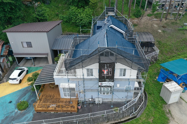 <p>屋根塗装工事　弱溶剤二液型NADシリコンウレタン樹脂塗料</p>