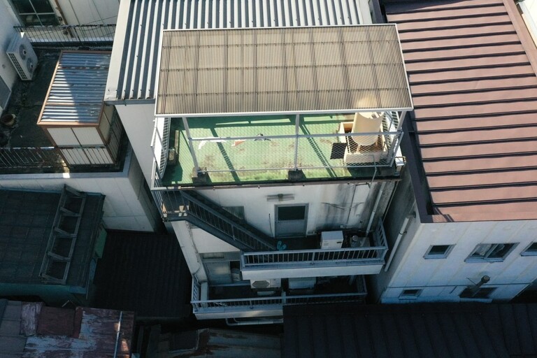 <p>飯田市中央通りの「にしべ様」より、店舗の外壁塗装・屋根塗装・ベランダ防水工事をご依頼いただきました。<br>

現地調査では、外壁ALC部分の塗膜劣化やシーリングの傷み、屋根の色あせや防水性能の低下が確認されました。また、ベランダ防水層も経年劣化により防水機能が低下していたため、建物全体を長期間保護するための総合メンテナンスをご提案いたしました。<br>

株式会社横井では、ドローン無料建物診断を実施し、高所まで細かく点検。外壁にはユメロック114ライン、屋根にはハイパーユメロックルーフを採用し、シーリング工事やベランダ防水まで一貫施工することで、店舗全体の耐久性・防水性・美観を大きく向上させました。</p><p><br></p>