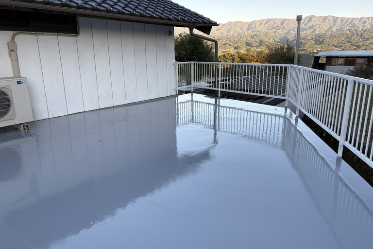 <p>今回の工事では、PNT通気工法による塗膜防水工事を採用しました。下地調整を丁寧に行った後、不陸調整材で下地を整え、平場にはPN-V20Gを施工。防水層内部の湿気を逃がしながら高い防水性能を確保し、長期間安心していただける陸屋根へと仕上げました。<br>

耐久性だけでなく、膨れや剥がれの発生を抑える仕様とすることで、建物全体の防水性能を大きく向上させています。<br>

使用材料・施工内容<br>

陸屋根塗膜防水工事<br>

* 下地調整<br>
* 不陸調整材施工<br>
* PNT通気工法<br>
* PN-V20G塗膜防水<br>
* 防水性能向上工事</p><p><br></p>