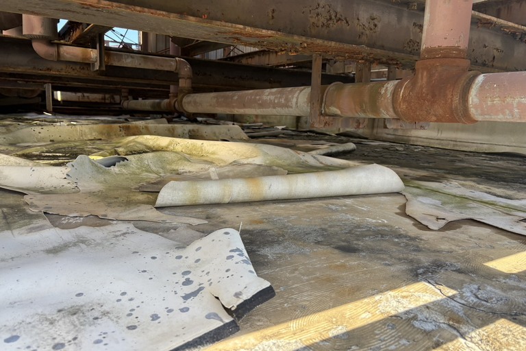 <p>長野県飯田市名古熊の下伊那農業高等学校様にて、高架水槽架台の防水改修工事をご依頼いただきました。<br>

現地調査では、既存の塩ビシート防水層に経年劣化や破断が見られ、下地にも傷みが進行していました。このまま放置すると雨水が内部へ侵入し、コンクリート構造部の劣化につながる可能性があります。<br>

学校施設という高い安全性と耐久性が求められる建物のため、既存防水層を撤去し、下地から防水性能を回復させる「通気緩衝ウレタン防水工法」をご提案しました。<br>

＊ドローン無料調査<br>
＊横井豊史教師建物診断</p><p><br></p>