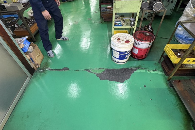 <p>長野県飯田市鼎上山の工場S精機様にて、塗床修繕工事をご依頼いただきました。<br>

現地調査では、工場床の塗膜が摩耗し、傷や汚れが目立つ状態でした。塗床の劣化を放置すると、防塵性能の低下や清掃性の悪化、作業効率の低下につながるため、研磨による下地処理を行ったうえで、エポキシ樹脂による厚塗り塗床をご提案しました。<br>

株式会社横井では、工場・倉庫・事業所などの用途に合わせた塗床工事をご提案し、耐久性と安全性を両立した施工を行っています。<br>

* ドローン無料調査<br>
* 横井豊史教師建物診断</p><p><br></p>